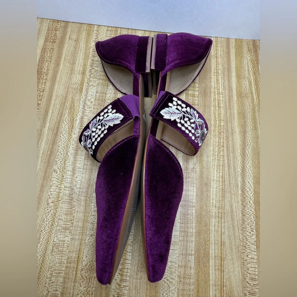 BETTYE Jamisen Burgundy Velvet Pointed Toe Floral Embroidered Strap Flats Sz 10M
